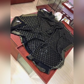 Louis Vuitton. Черный с золотыми нитями. Классический квадратный 