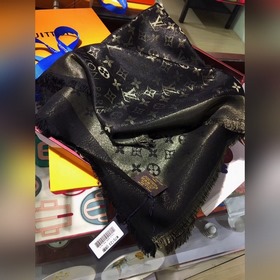 Louis Vuitton. Черный с золотыми нитями. Классический квадратный 