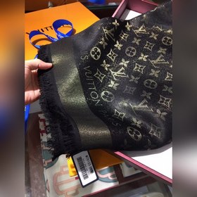 Louis Vuitton. Черный с золотыми нитями. Классический квадратный 