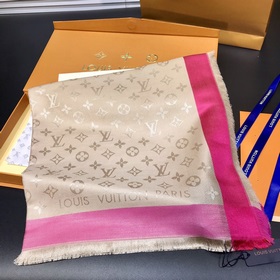 Шаль lv On The Edge Monogram выполнена в классическом стиле с тра