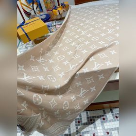 Новая популярная модель в магазине LV! Очень красивая! В этом год