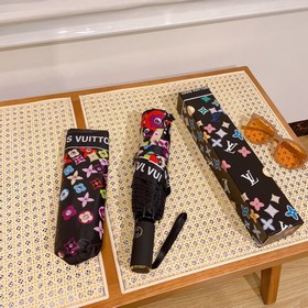 Louis Vuitton Новинка летнего сезона в фирменном магазине. Полнос