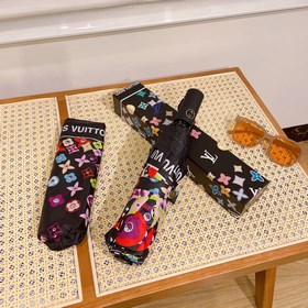 Louis Vuitton Новинка летнего сезона в фирменном магазине. Полнос