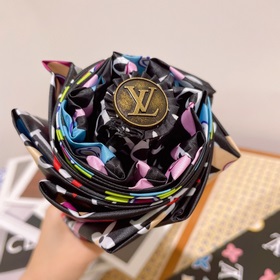 Louis Vuitton Новинка летнего сезона в фирменном магазине. Полнос