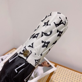 Louis Vuitton Новинка летнего сезона в фирменном магазине. Полнос