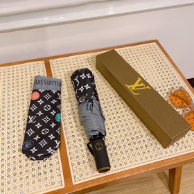 Louis Vuitton Новинка летнего сезона в фирменном магазине. Полнос