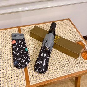 Louis Vuitton Новинка летнего сезона в фирменном магазине. Полнос