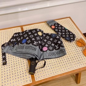 Louis Vuitton Новинка летнего сезона в фирменном магазине. Полнос