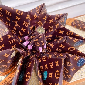 Louis Vuitton Новинка летнего сезона в фирменном магазине. Полнос