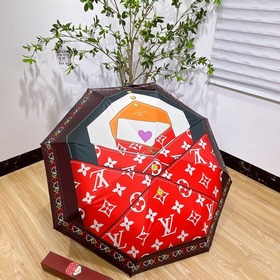 Louis Vuitton Новинка летнего сезона в фирменном магазине. Полнос