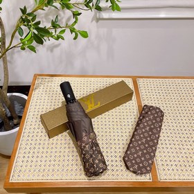 Louis Vuitton Новинка летнего сезона в фирменном магазине. Полнос