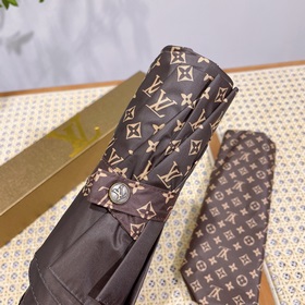 Louis Vuitton Новинка летнего сезона в фирменном магазине. Полнос