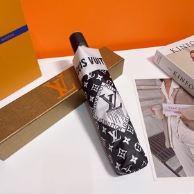 Louis Vuitton Новинка летнего сезона в фирменном магазине. Полнос