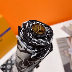 Louis Vuitton Новинка летнего сезона в фирменном магазине. Полнос