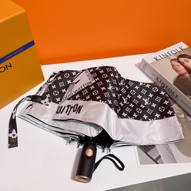 Louis Vuitton Новинка летнего сезона в фирменном магазине. Полнос