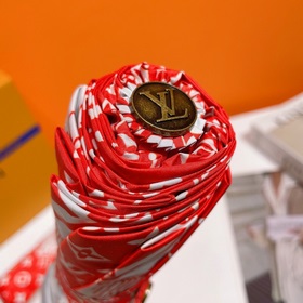 Louis Vuitton Новинка летнего сезона в фирменном магазине. Полнос