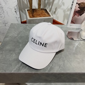 Официальный сайт Celine. Простая бейсболка с буквами, такая же, к