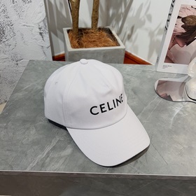 Официальный сайт Celine. Простая бейсболка с буквами, такая же, к