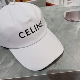 Официальный сайт Celine. Простая бейсболка с буквами, такая же, к