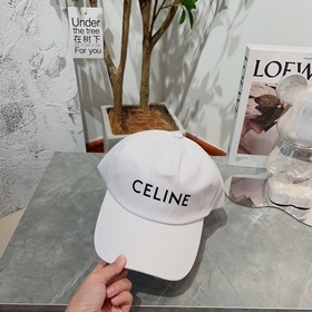 Официальный сайт Celine. Простая бейсболка с буквами, такая же, к