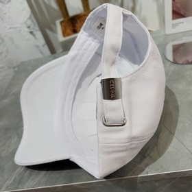Официальный сайт Celine. Простая бейсболка с буквами, такая же, к