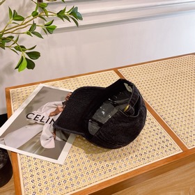В комплекте с пылезащитным чехлом [CELINE] Джинсовая бейсболка ве