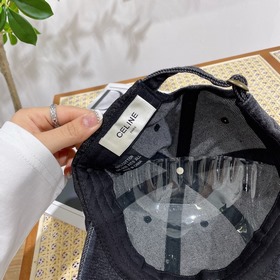 В комплекте с пылезащитным чехлом [CELINE] Джинсовая бейсболка ве