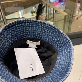 Новая модель в продаже — джинсовая кепка Celine. Она действительн