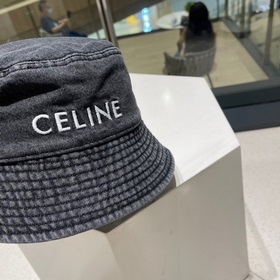 Новая модель в продаже — джинсовая кепка Celine. Она действительн
