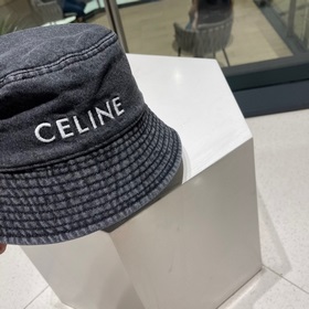 Новая модель в продаже — джинсовая кепка Celine. Она действительн