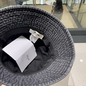 Новая модель в продаже — джинсовая кепка Celine. Она действительн