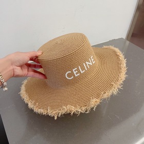 Новая модель шляпы Celine, закрывающая небольшой цилиндр, бежево-