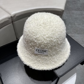 Новая модель шапки-рыбачки из овечьей шерсти от Celine на осень-з