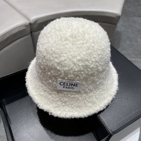 Новая модель шапки-рыбачки из овечьей шерсти от Celine на осень-з