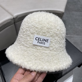 Новая модель шапки-рыбачки из овечьей шерсти от Celine на осень-з