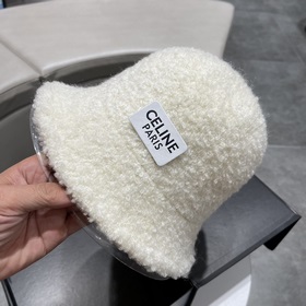 Новая модель шапки-рыбачки из овечьей шерсти от Celine на осень-з