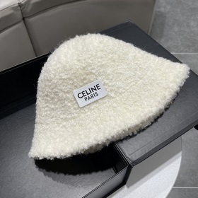 Новая модель шапки-рыбачки из овечьей шерсти от Celine на осень-з