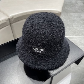 Новая модель шапки-рыбачки из овечьей шерсти от Celine на осень-з