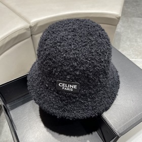 Новая модель шапки-рыбачки из овечьей шерсти от Celine на осень-з