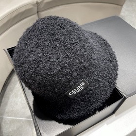 Новая модель шапки-рыбачки из овечьей шерсти от Celine на осень-з