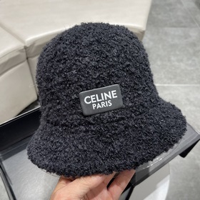 Новая модель шапки-рыбачки из овечьей шерсти от Celine на осень-з