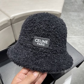 Новая модель шапки-рыбачки из овечьей шерсти от Celine на осень-з