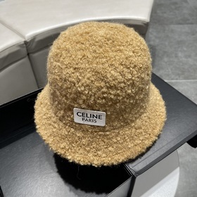 Новая модель шапки-рыбачки из овечьей шерсти от Celine на осень-з