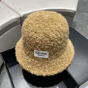 Новая модель шапки-рыбачки из овечьей шерсти от Celine на осень-з