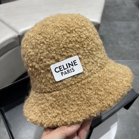 Новая модель шапки-рыбачки из овечьей шерсти от Celine на осень-з