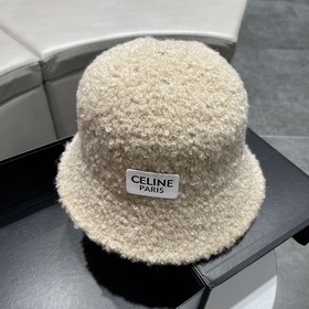 Новая модель шапки-рыбачки из овечьей шерсти от Celine на осень-з