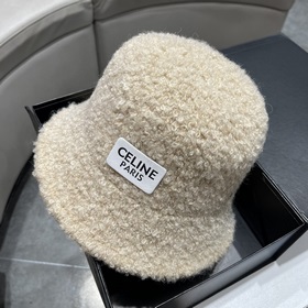 Новая модель шапки-рыбачки из овечьей шерсти от Celine на осень-з