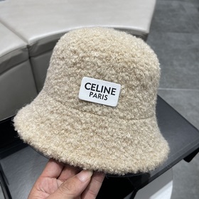 Новая модель шапки-рыбачки из овечьей шерсти от Celine на осень-з