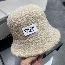 Новая модель шапки-рыбачки из овечьей шерсти от Celine на осень-з