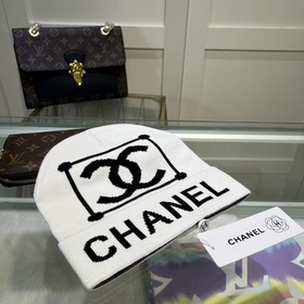 Качественная вязаная шапка из кашемира и шерсти от Chanel. Модная